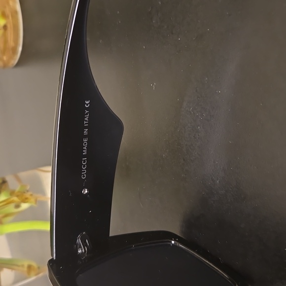 Womens Gucci Sunglasses. Black with case, cleaning cloth and Box - Picture 4 of 9